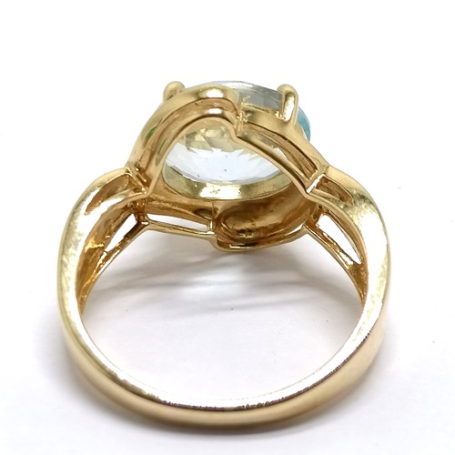 590 - 18ct hallmarked gold aquamarine in fancy mount ring - size N & 5.6g total weight