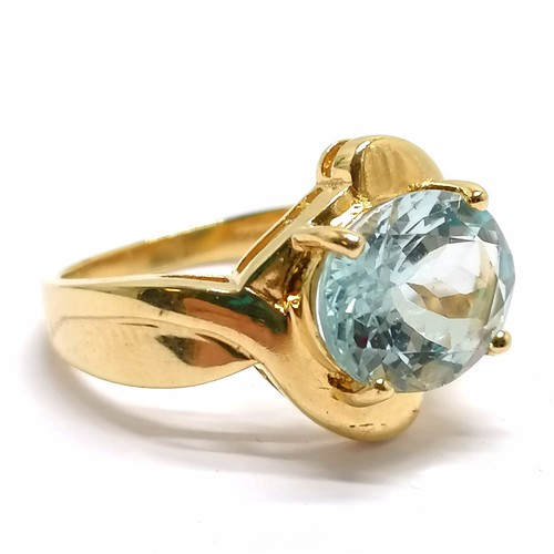 590 - 18ct hallmarked gold aquamarine in fancy mount ring - size N & 5.6g total weight