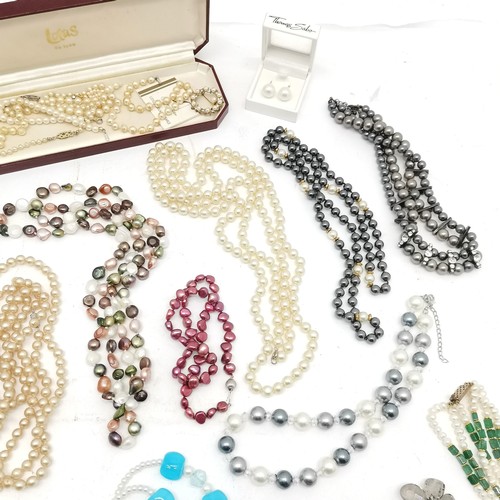 598 - Large qty of bead necklaces inc pearl, hematite, green hardstone / pearl, boxed pair of Thomas Sabo ... 