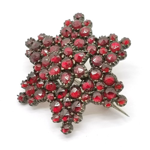 603 - Antique unmarked gold cased topaz / pearl brooch (1.6cm & a/f) t/w 4 x garnet brooches (2 set with p... 