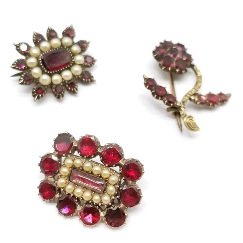 603 - Antique unmarked gold cased topaz / pearl brooch (1.6cm & a/f) t/w 4 x garnet brooches (2 set with p... 