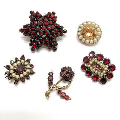 603 - Antique unmarked gold cased topaz / pearl brooch (1.6cm & a/f) t/w 4 x garnet brooches (2 set with p... 