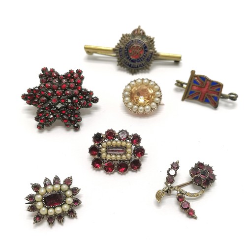 603 - Antique unmarked gold cased topaz / pearl brooch (1.6cm & a/f) t/w 4 x garnet brooches (2 set with p... 