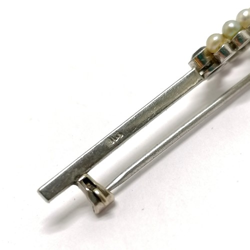 614 - Antique 9ct marked white gold bar brooch set with 2 sapphires / pearls (3 missing) - 5.5cm long & 1.... 