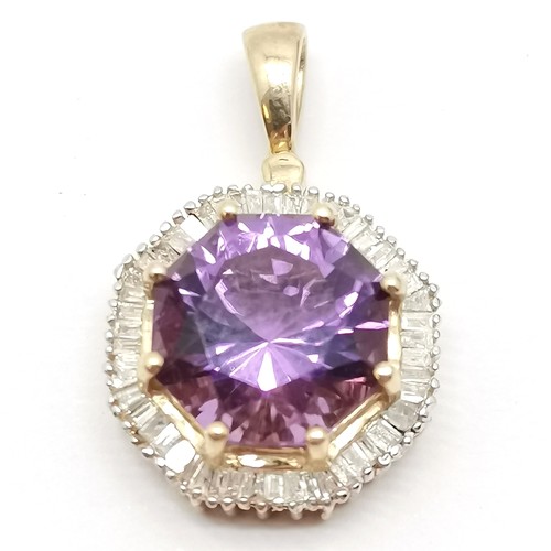 631 - 9ct hallmarked gold baguette diamond & octagonal amethyst pendant - 14mm across & 2.9g total weight