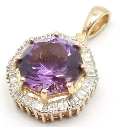 631 - 9ct hallmarked gold baguette diamond & octagonal amethyst pendant - 14mm across & 2.9g total weight