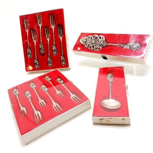 703 - Boxed 835 silver cake slice (20cm), serving spoon, 2 x 6 cake forks - all terminate with rose finial... 