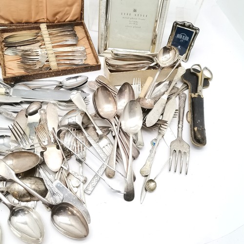 708 - Qty of silver plated wares mostly loose cutlery inc kings pattern, fiddle (& thread), 2 Villeroy & B... 