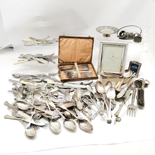 708 - Qty of silver plated wares mostly loose cutlery inc kings pattern, fiddle (& thread), 2 Villeroy & B... 