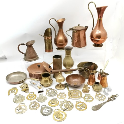 113 - Qty of copper & brass inc saucepans, jugs, military shell case (18cm high), horse brasses (inc Mason... 