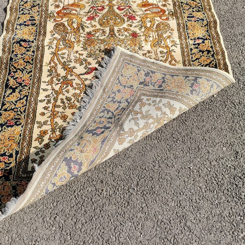 173 - Cream grounded rug - 169cm x 132cm