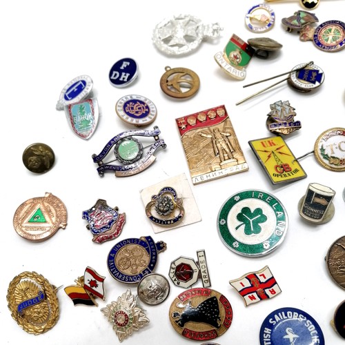 261 - Qty of badges inc military (RAC), Devon & Cornwall athletics enamel, BAHOH, 1976 olympics etc