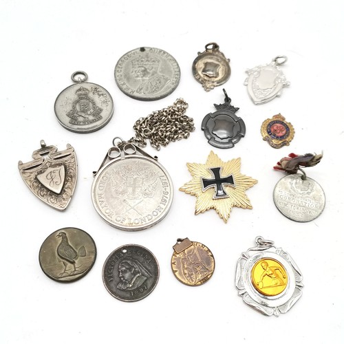 287 - Qty of militaria inc medals (8 x WWII medals inc Pacific star), Victoria Cross deskweight, medallion... 