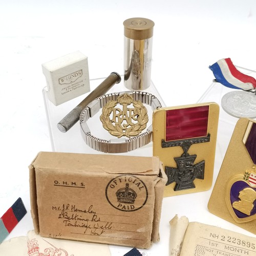 287 - Qty of militaria inc medals (8 x WWII medals inc Pacific star), Victoria Cross deskweight, medallion... 