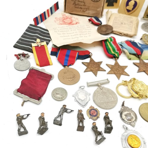 287 - Qty of militaria inc medals (8 x WWII medals inc Pacific star), Victoria Cross deskweight, medallion... 