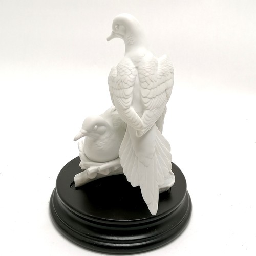 293 - Kaiser porcelain figure of a group of pigeons on a stand with certificate from a ltd ed of 2000 - 20... 