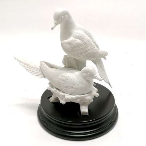 293 - Kaiser porcelain figure of a group of pigeons on a stand with certificate from a ltd ed of 2000 - 20... 