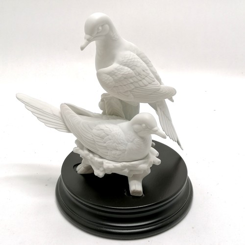 293 - Kaiser porcelain figure of a group of pigeons on a stand with certificate from a ltd ed of 2000 - 20... 