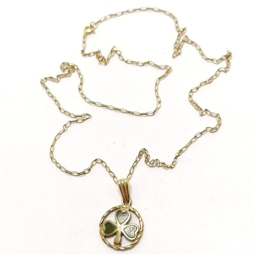 405 - 9ct hallmarked gold connemara stone set clover pendant on a 9ct marked gold 46cm chain - total weigh... 