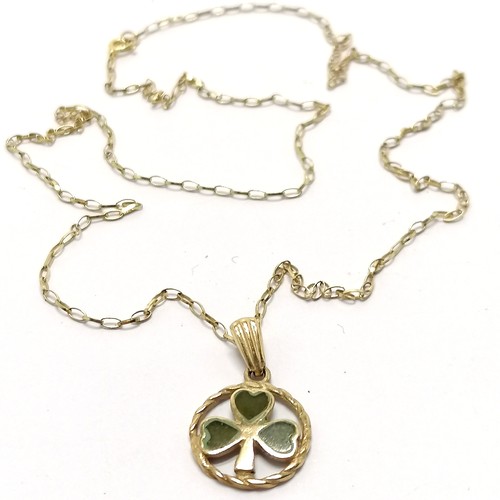 405 - 9ct hallmarked gold connemara stone set clover pendant on a 9ct marked gold 46cm chain - total weigh... 