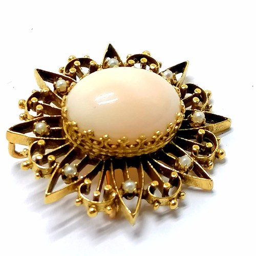 413 - 14ct marked gold brooch set with a cabochon stone & seed pearls - 3cm diameter & 9.6g total weight -... 