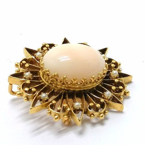 413 - 14ct marked gold brooch set with a cabochon stone & seed pearls - 3cm diameter & 9.6g total weight -... 