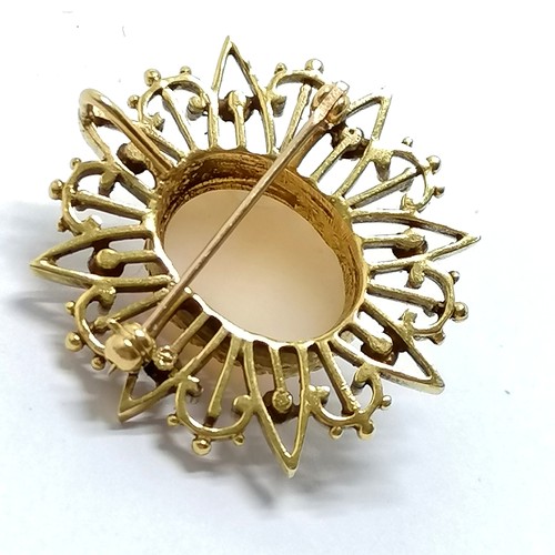 413 - 14ct marked gold brooch set with a cabochon stone & seed pearls - 3cm diameter & 9.6g total weight -... 