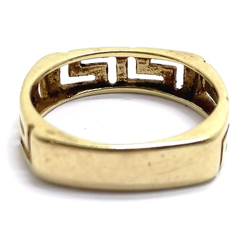 416 - 14ct marked gold Greek key patterned ring (square shaped and has pattern on 3 sides) - size S & 3.8g... 