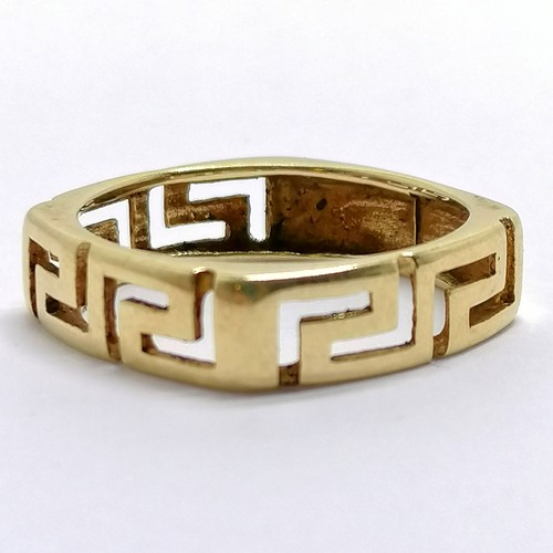 416 - 14ct marked gold Greek key patterned ring (square shaped and has pattern on 3 sides) - size S & 3.8g... 