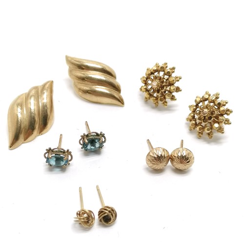 421 - 5 x pairs of unmarked gold earrings inc blue stone - twist earrings are 2.5cm - total weight (lot) 6... 