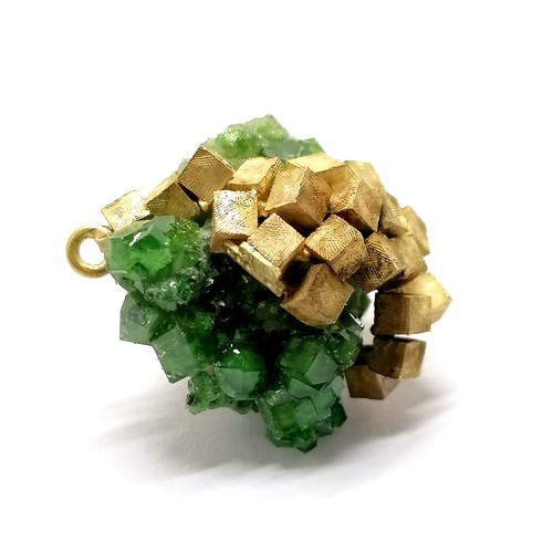 425 - 1979 18ct hallmarked gold emerald Brutalist necklet pendant by JRD - approx 2cm across & 8.4g total ... 