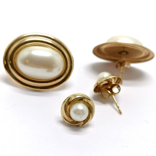 430 - 2 x pairs of 9ct gold pearl set earrings (largest 2cm across) - total weight 3.3g - SOLD ON BEHALF O... 