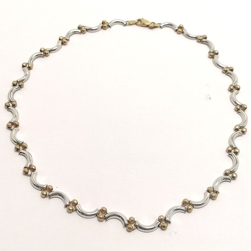 441 - 9ct hallmarked gold 2 tone gold neckchain with facetted bead & tube detail - 40cm & 12.6g