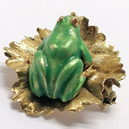 443 - 18ct marked gold novelty enamel frog on lilypad brooch - 2.4cm across & 6g total weight ~ slight los... 