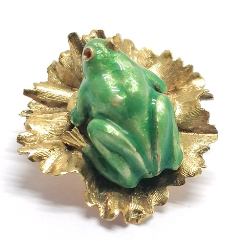 443 - 18ct marked gold novelty enamel frog on lilypad brooch - 2.4cm across & 6g total weight ~ slight los... 