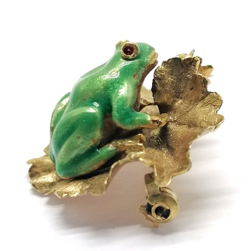 443 - 18ct marked gold novelty enamel frog on lilypad brooch - 2.4cm across & 6g total weight ~ slight los... 