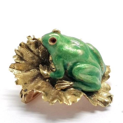 443 - 18ct marked gold novelty enamel frog on lilypad brooch - 2.4cm across & 6g total weight ~ slight los... 