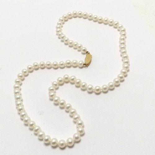 457 - Good quality single strand of pearls with a 14ct marked gold clasp - 44cm