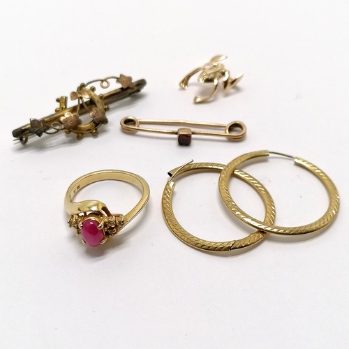 459 - Small qty of jewellery - ring set with star ruby (size M), 2 x antique gold bar brooches (garnet set... 