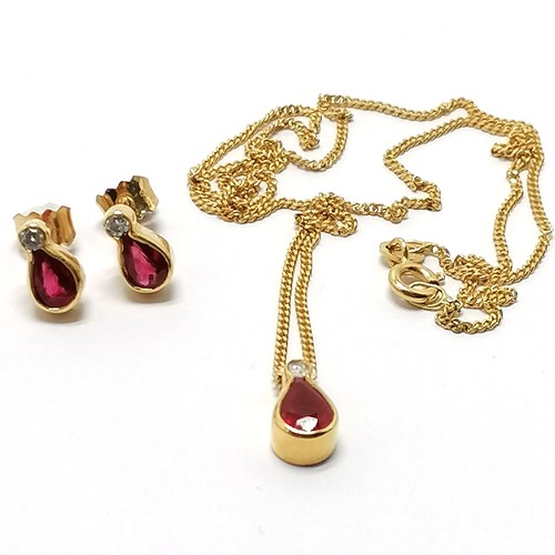 460 - 18ct marked gold pear shaped ruby / diamond set pendant on 18ct gold UnoAErre 40cm chain t/w matchin... 