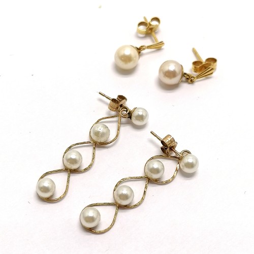 474 - 4 x pairs of gold pearl set earrings - longest 2.6cm & total weight 4.8g