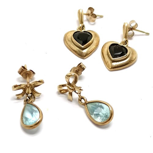 479 - 2 x pairs of gold stone set earrings (blue topaz with bow detail & garnet hearts - 1.8cm) - total we... 