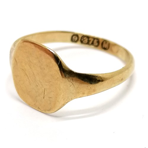 481 - Antique 9ct hallmarked gold childs signet ring - size F & 0.7g