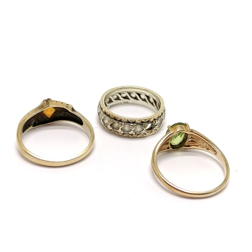 487 - 3 x 9ct hallmarked gold rings - peridot, orange stone with diamond set shoulders (size O), white sto... 