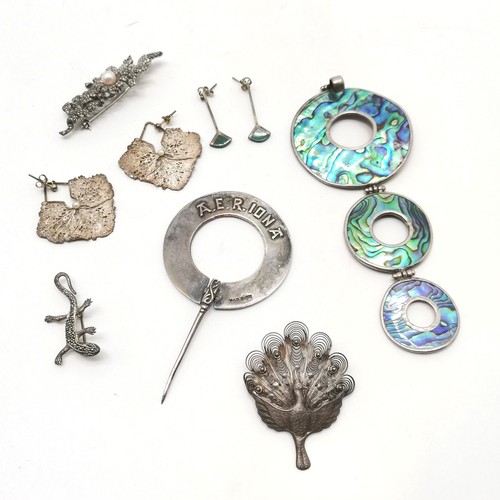 498 - Qty of jewellery inc silver celtic pennanular brooch (5.5cm), 3 silver brooches (inc lizard), silver... 