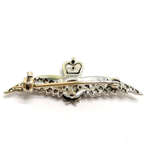 502 - Vintage 9ct hallmarked white gold RAF sweetheart brooch set with diamonds & with enamel detail in a ... 