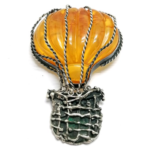 519 - Unusual large unmarked silver hot air balloon design amber brooch - 7cm drop & 32g total weight ~ sl... 