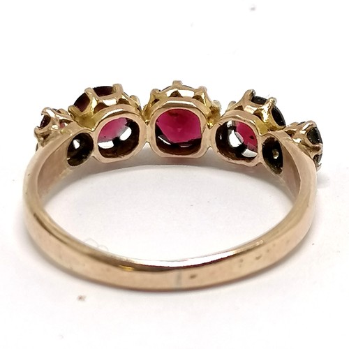 521 - Antique 9ct hallmarked gold 5 stone garnet set ring - size P & 2.3g total weight