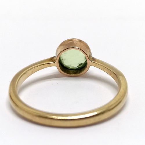 526 - Antique unmarked gold peridot stone set ring - size P & 2.1g total weight