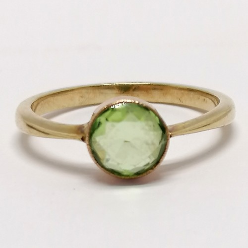 526 - Antique unmarked gold peridot stone set ring - size P & 2.1g total weight